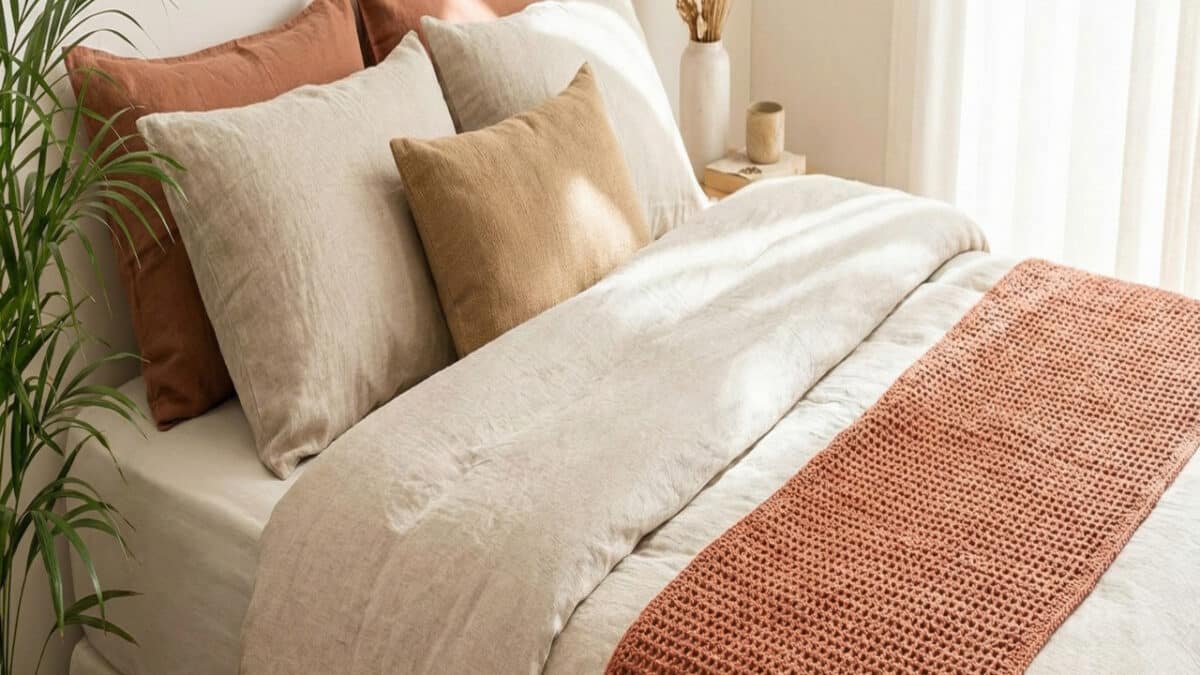 Peseira de crochê em cores quentes e tons neutros