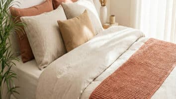 Peseira de crochê em cores quentes e tons neutros