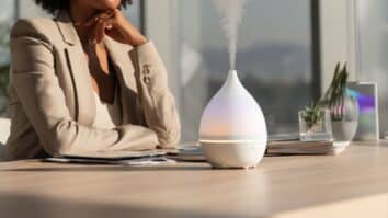 Difusor de aromas na mesa de trabalho de uma executiva