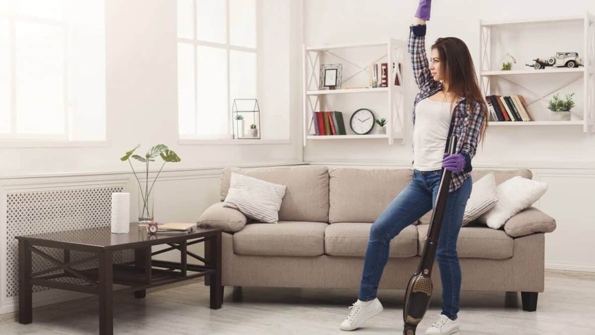 Mulher animada limpando a casa