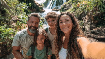 Representação de uma Família em uma cachoeira, local que remete à Bonito MS