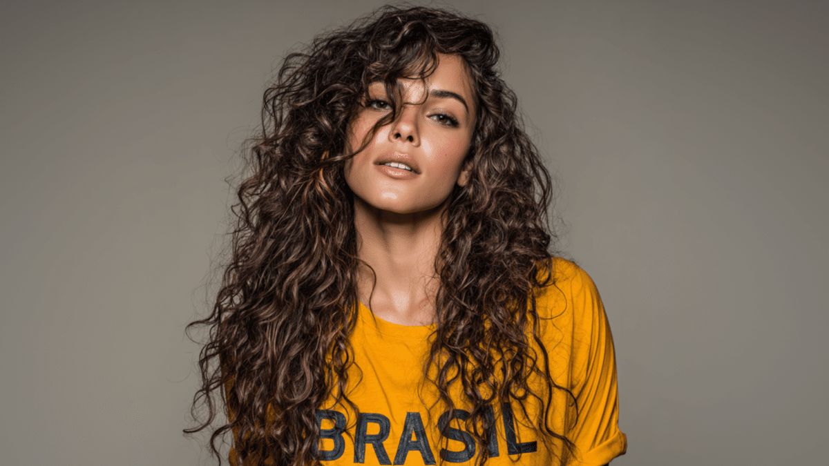 Mulher com cabelos cacheados