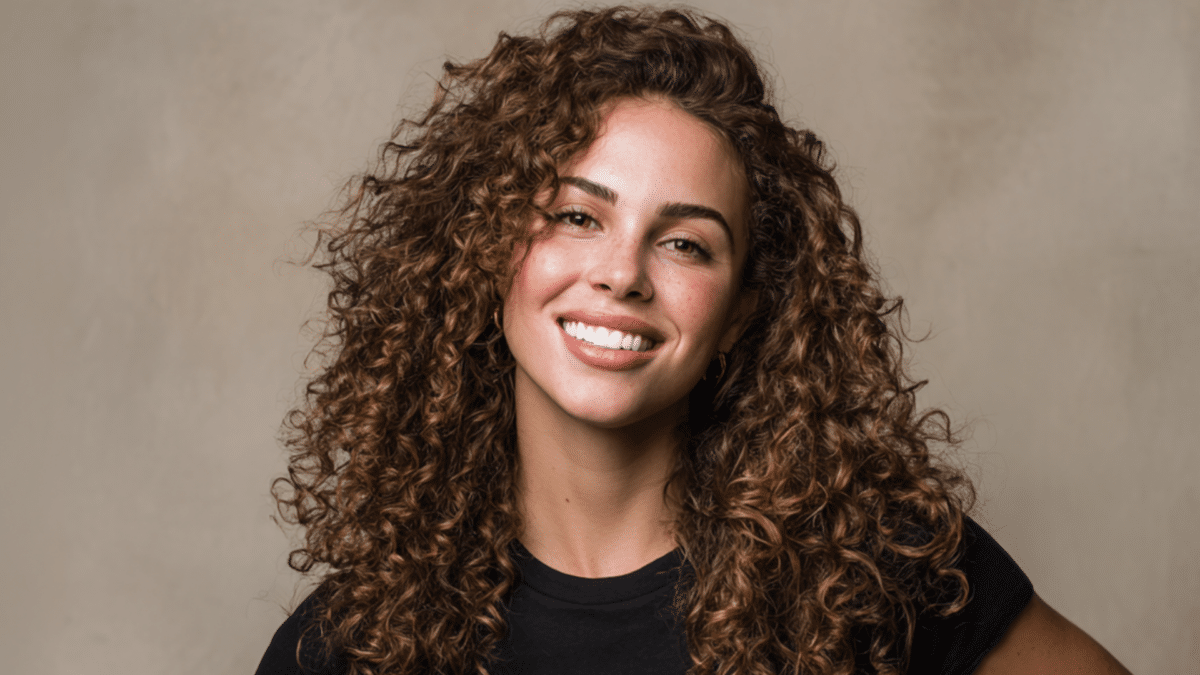 Mulheres com cabelo cacheado.