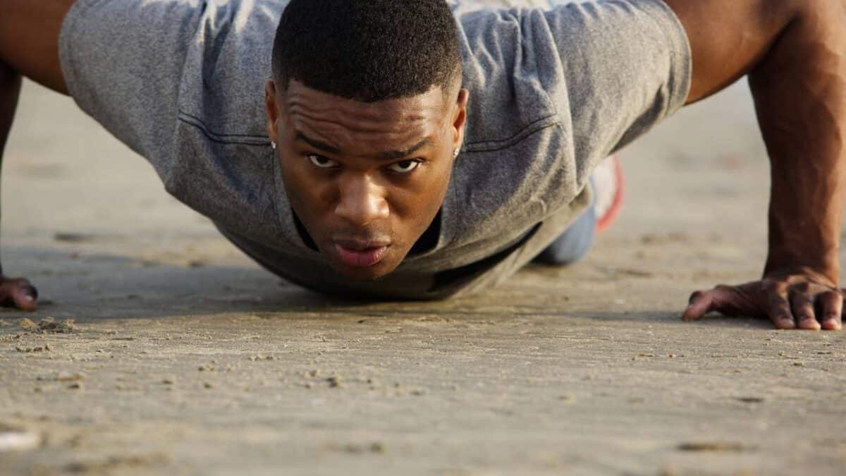 Homem realizando flexões de braço no chão