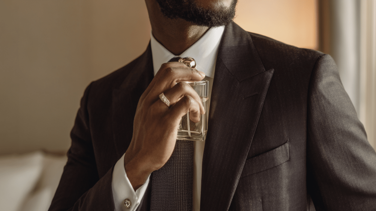 Homem segurando um frasco de perfume — Imagem ilustrativa gerada por IA, criada sob licença paga para uso exclusivo do site Katia Ribeiro. Todos os direitos de utilização reservados.