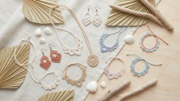 Bijuterias de croche artesanal em tons veranis apresentadas em flat lay com elementos naturais