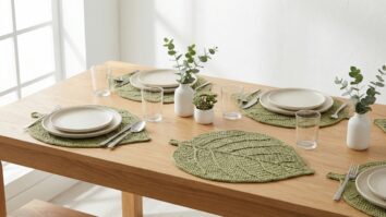 Mesa de jantar elegante com sousplats de croche em formato de folha verde oliva, loucas neutras e talheres em composicao sofisticada com luz natural