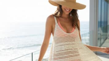 Mulher usando vestido de croche leve em tons solares em ambiente externo iluminado estilo verao