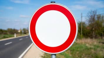Saiba o significado da placa de trânsito com um círculo vermelho e branco no centro