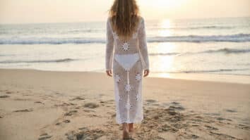 Saída de praia em crochê branco: 5 passos para um verão cheio de estilo