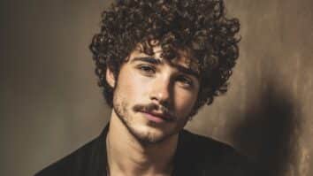 Homem com cabelo cacheado