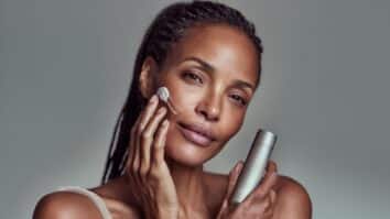 Mulher com creme antissinais aplicado sobre a pele do rosto