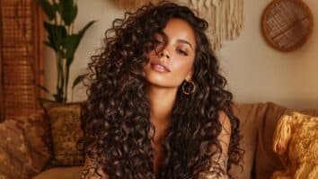 Mulher com cabelo cacheado