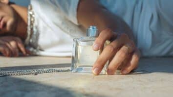 Imagem de um homem segurando um frasco de perfume