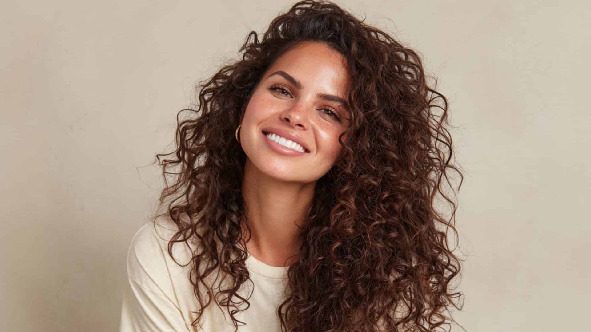 Mulher com cabelso cacheados