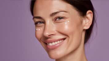 Mulher com creme aplicado ao redor dos olhos