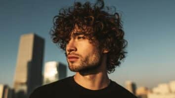 Homem com cabelo cacheado masculino