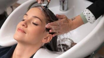 Mulher lavando o cabelo