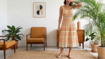 Mulher sorrindo usando vestido de croche elegante em apartamento com decoracao brasileira e luz natural