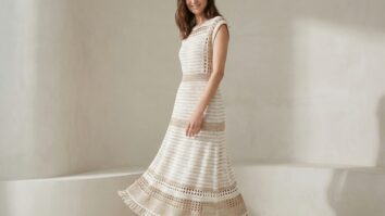 Mulher usando vestido de croche em tons claros com lurex, modelagem elegante e estetica fashion verao
