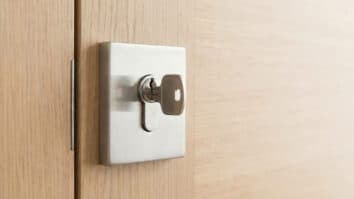 Por que manter a chave na fechadura à noite coloca sua casa em risco