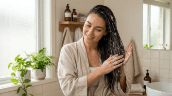 Mulher aplicando produto de hidratação em seu cabelo