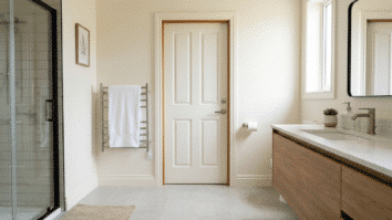 Banheiro lado de dentro focando na porta sem mofo