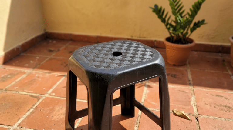 Banquinho de plástico com furo no meio possui uma função importante
