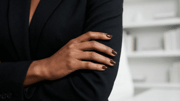 Tons de esmalte para as unhas que transmitem confiança e profissionalismo sem perder a elegância