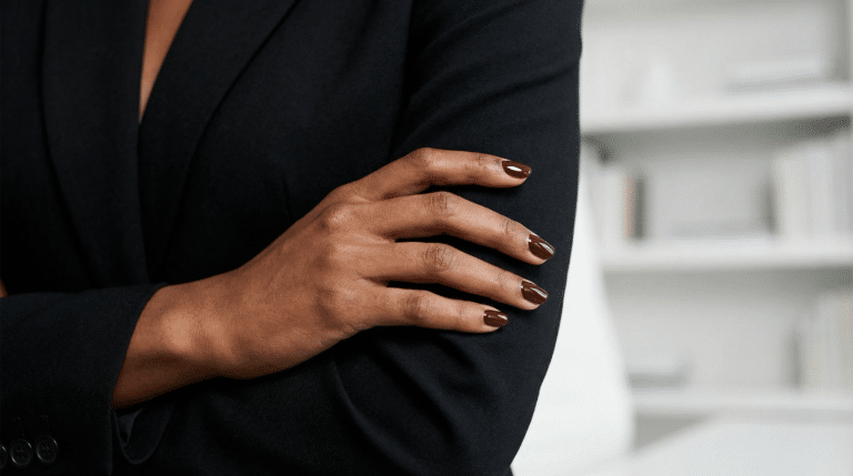 Tons de esmalte para as unhas que transmitem confiança e profissionalismo sem perder a elegância