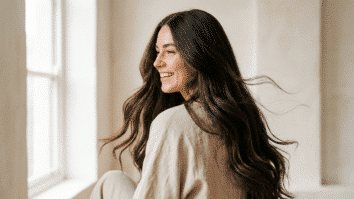 Mulher com cabelo longo.