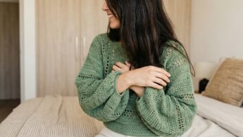 Mulher usando blusa de croche verde moderna em closet com luz natural difusa e decoracao elegante