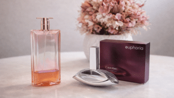 Perfumes em uma mesa