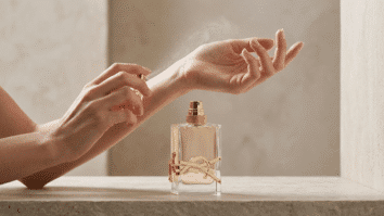 aplicando perfume no pulso