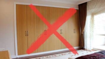 Guarda-roupas com portas embutido no quarto