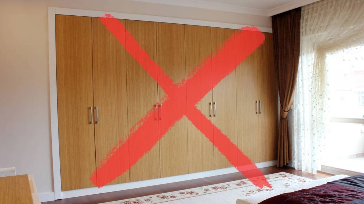 Guarda-roupas com portas embutido no quarto