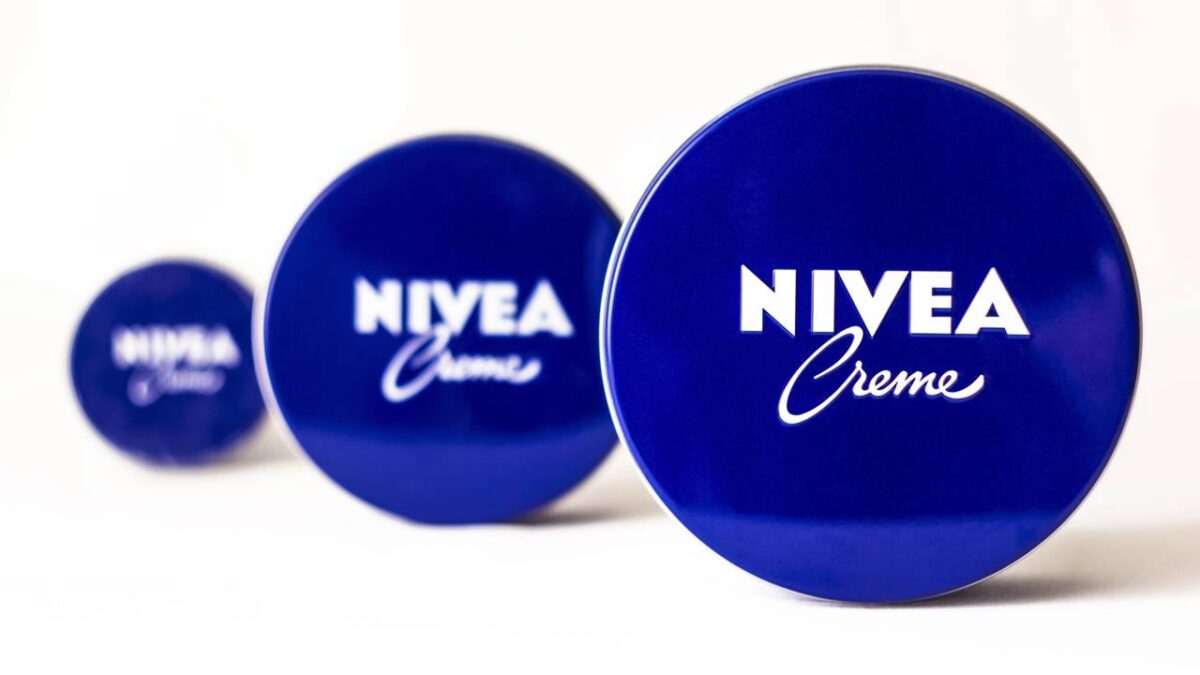 Latinhas azuis de cremes Nivea
