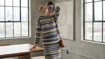 Mulher sorrindo usando conjunto coordenado de croche artesanal em ambiente elegante urbano com luz natural difusa
