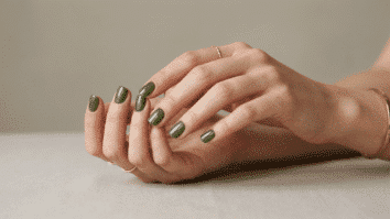 MÃOS COM ESMALTE VERDE