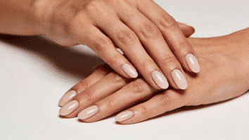 mãos com unhas que valorizam a pele madura