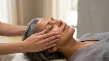 massagem faciel em pele madura