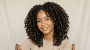 Mulher com cabelo cacheado