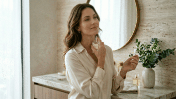 mulher aplicando perfume no pescoço