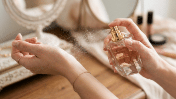 Aplicando perfume no pulso