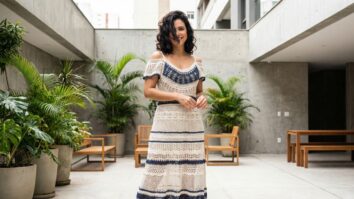 Ambiente urbano elegante no Brasil com mulher usando vestido de croche artesanal em off-white e azul escuro
