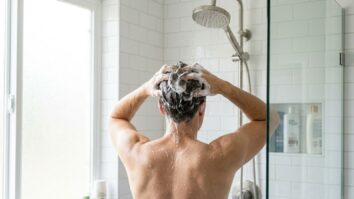Lavar o cabelo todos os dias: saiba a verdade sobre esse cuidado em 2026