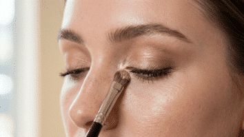 aplicando maquiagrm nos olhos