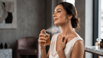 mulher borrifando perfume
