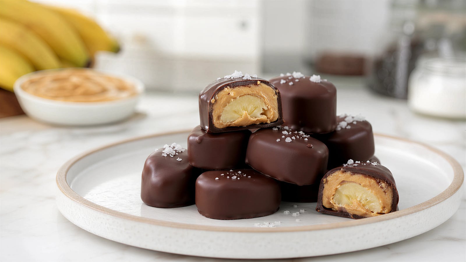 bombons caseiros de banana com pasta de amendoim e cobertura de chocolate