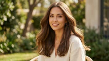 Mulher com o cabelo brilhante